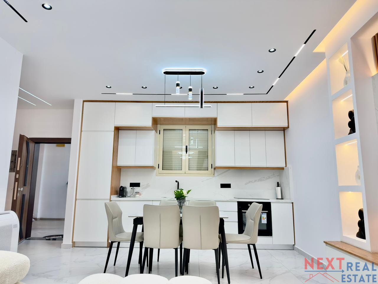 APPARTAMENTO 2+1+2 INVESTITO & GARAGE – LUNGOMARE, VLORE