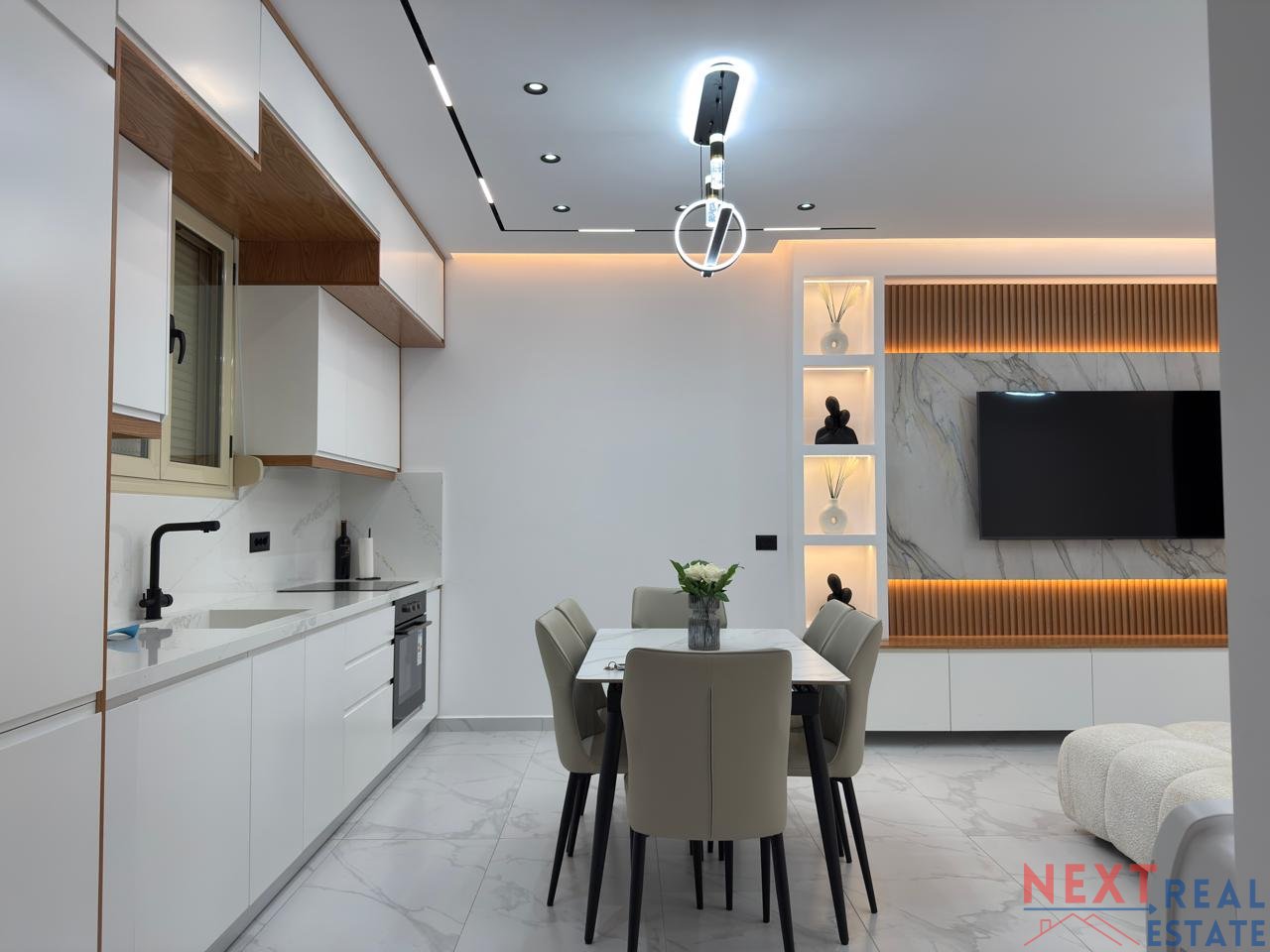 APPARTAMENTO 2+1+2 INVESTITO & GARAGE – LUNGOMARE, VLORE