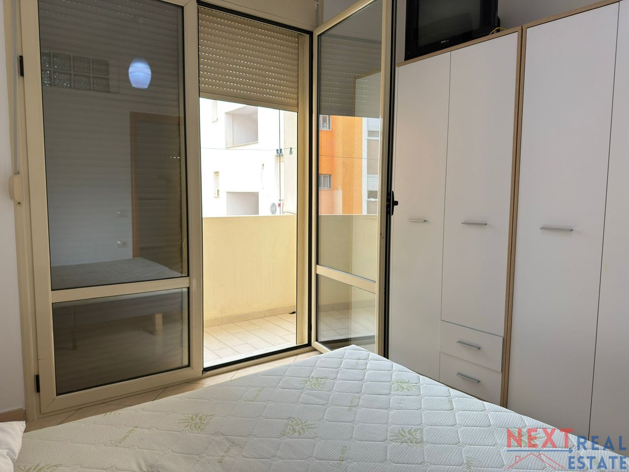 APARTAMENT 1+1 ME QERA – 350 EURO/MUAJ – LUNGOMARE, VLORE