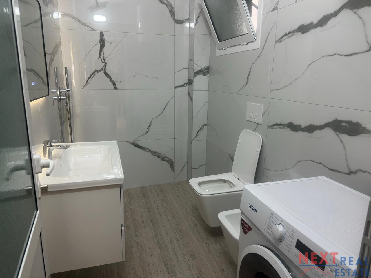 SHITET APARTAMENT 2+1+2 ME PAMJE DETI NE LUNGOMARE, VLORE