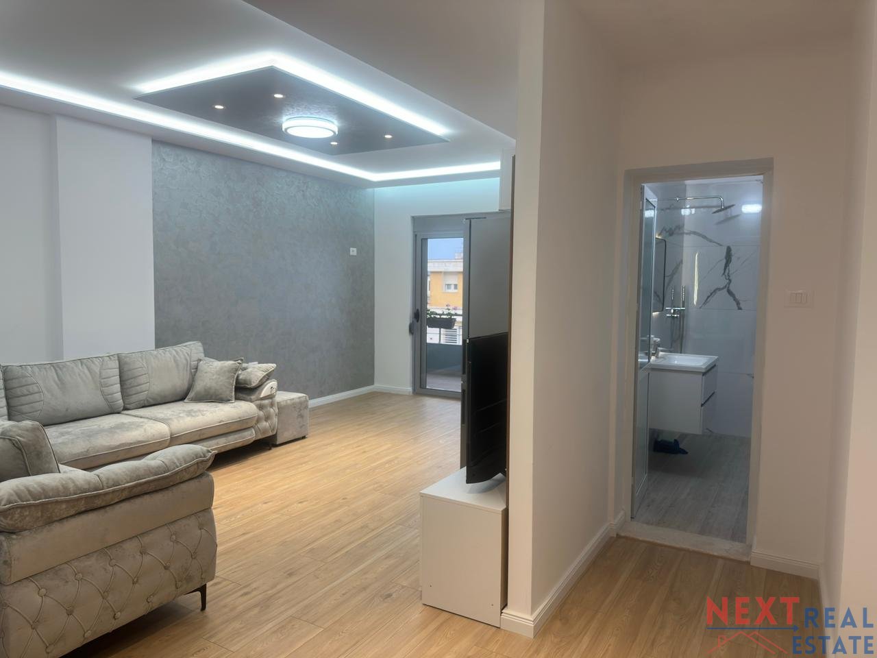 SHITET APARTAMENT 2+1+2 ME PAMJE DETI NE LUNGOMARE, VLORE