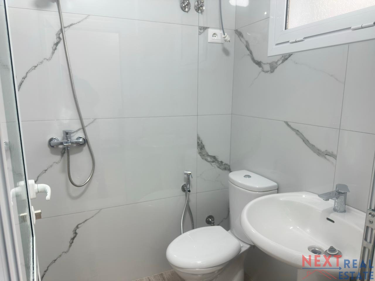SHITET APARTAMENT 2+1+2 ME PAMJE DETI NE LUNGOMARE, VLORE