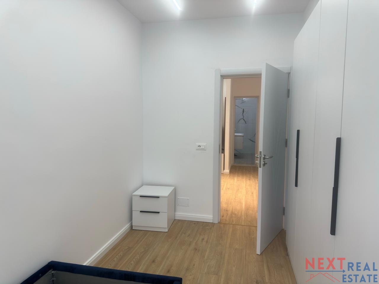 SHITET APARTAMENT 2+1+2 ME PAMJE DETI NE LUNGOMARE, VLORE
