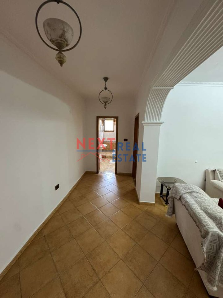 APARTAMENT 2+1+2 PËR SHITJE PRANË TREGUT TË ORIZIT, VLORË