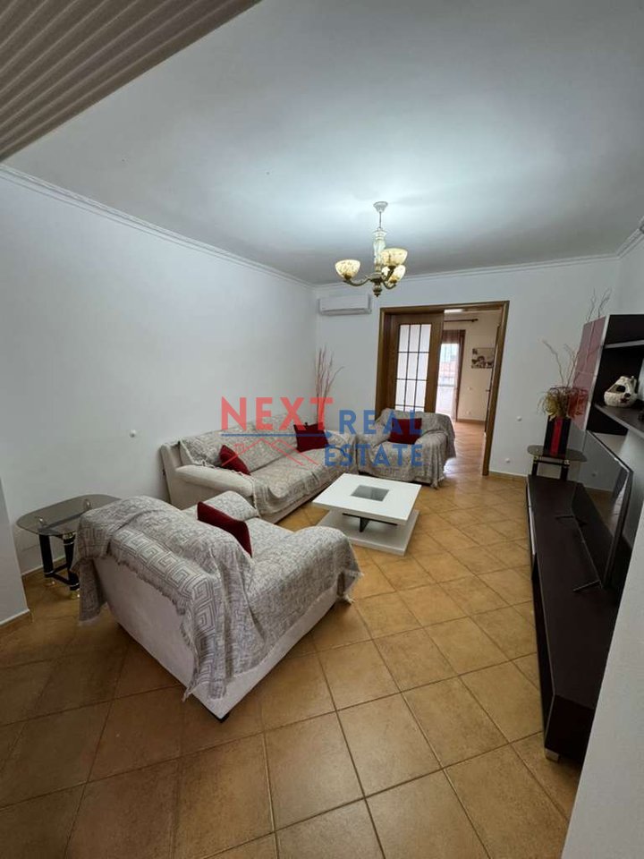APARTAMENT 2+1+2 PËR SHITJE PRANË TREGUT TË ORIZIT, VLORË