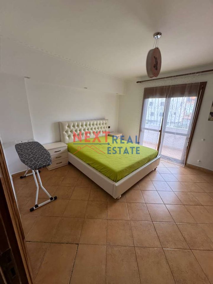 APARTAMENT 2+1+2 PËR SHITJE PRANË TREGUT TË ORIZIT, VLORË