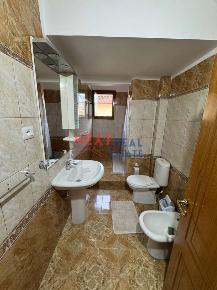 APARTAMENT 2+1+2 PËR SHITJE PRANË TREGUT TË ORIZIT, VLORË