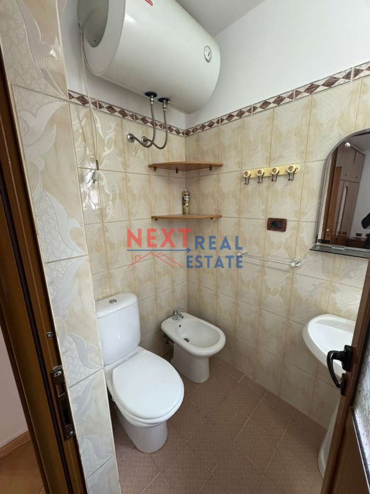 APARTAMENT 2+1+2 PËR SHITJE PRANË TREGUT TË ORIZIT, VLORË