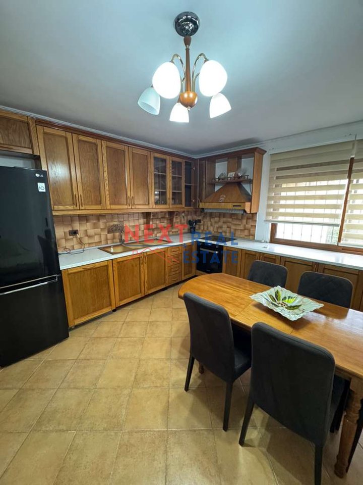 APARTAMENT 2+1+2 PËR SHITJE PRANË TREGUT TË ORIZIT, VLORË