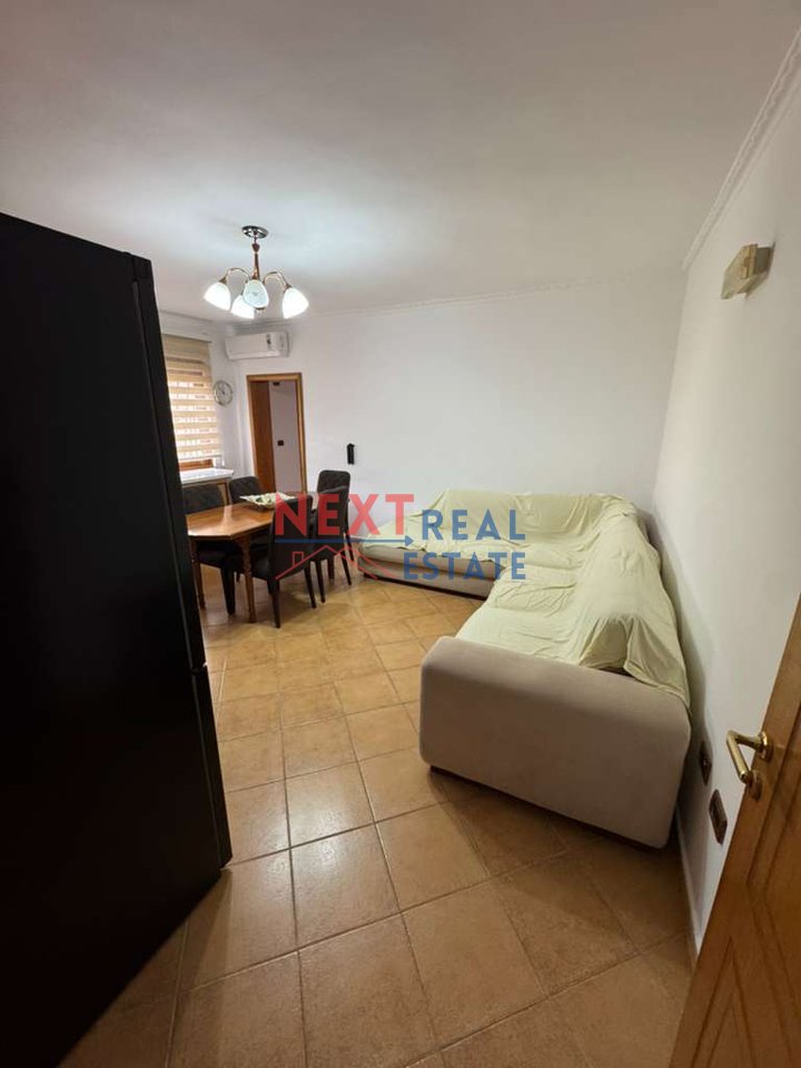 APARTAMENT 2+1+2 PËR SHITJE PRANË TREGUT TË ORIZIT, VLORË