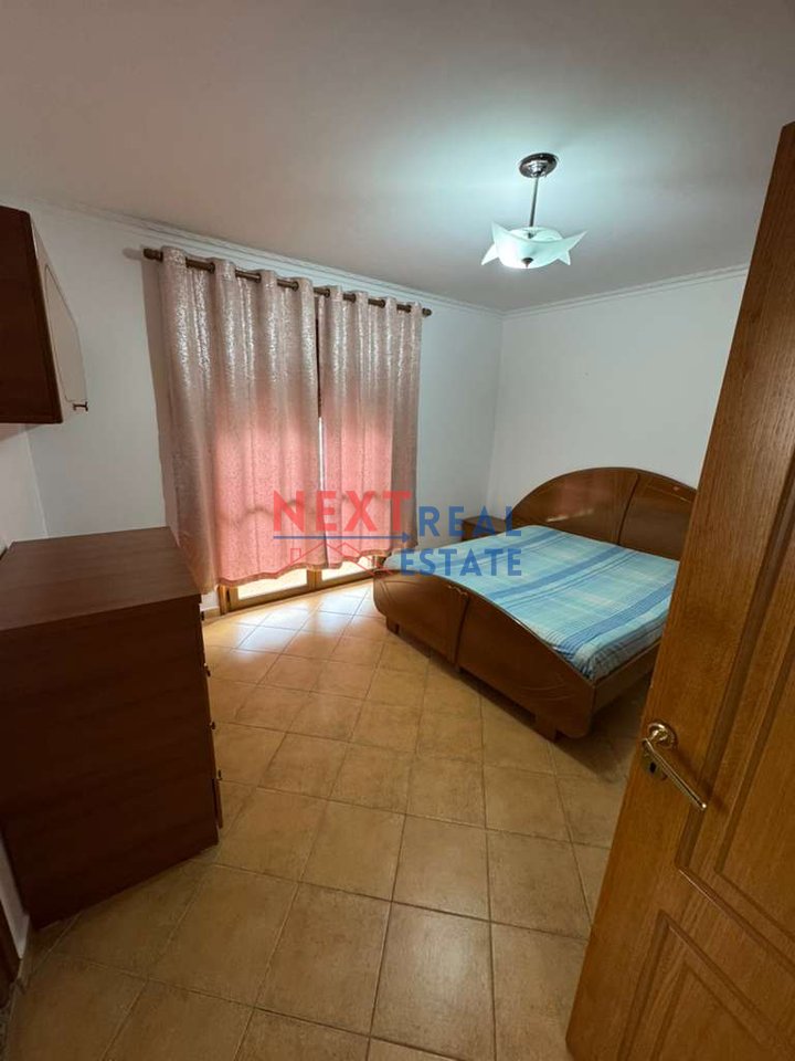 APARTAMENT 2+1+2 PËR SHITJE PRANË TREGUT TË ORIZIT, VLORË