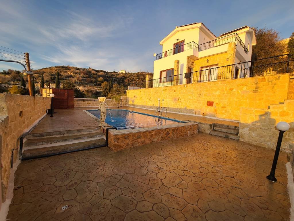 4-bedroom villa for rent 220 m² in Tsada, Paphos