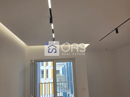 Viene dato in affitto un locale 2+1 per ufficio a Zogu i Zi.