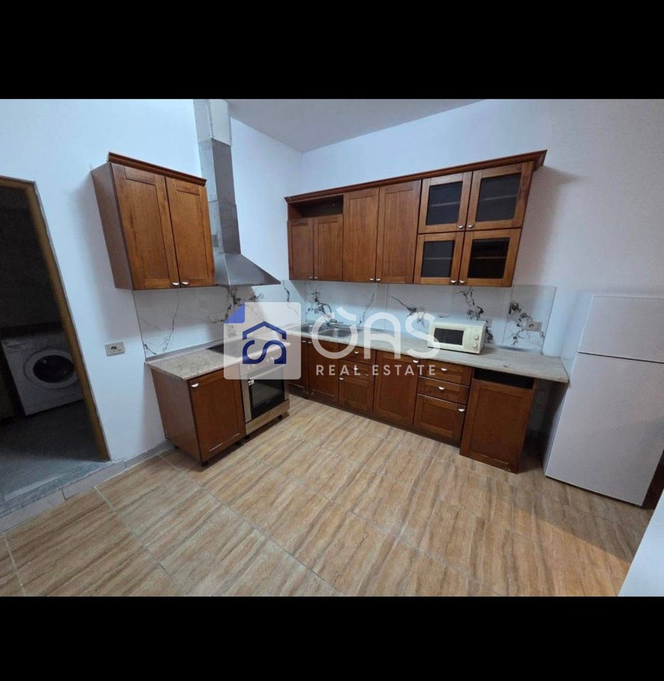 Jepet apartament 2+1 me qera Ne Don Bosko ne shtepi private  40.000 leke