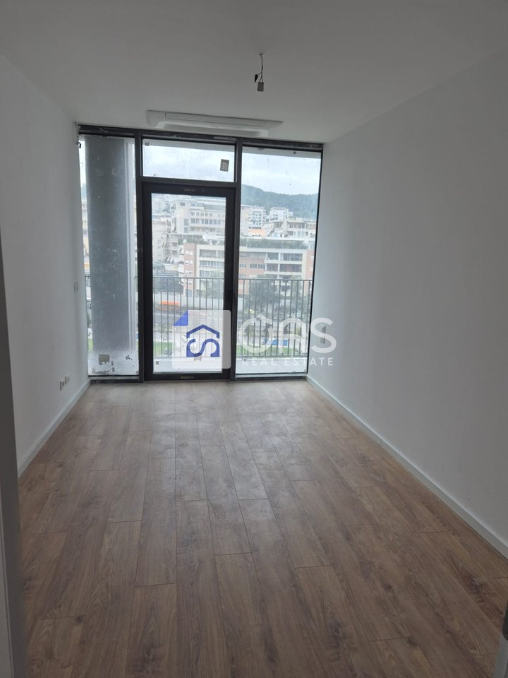 Jepet ambjent me qera 2+1+2+post parkimi per biznes tek Liqeni Artificial Lake View