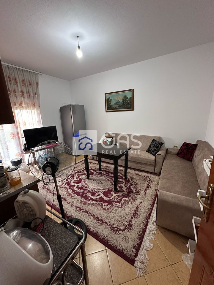 Jepet shtepi private 2+1 tek Bulevardi i Ri