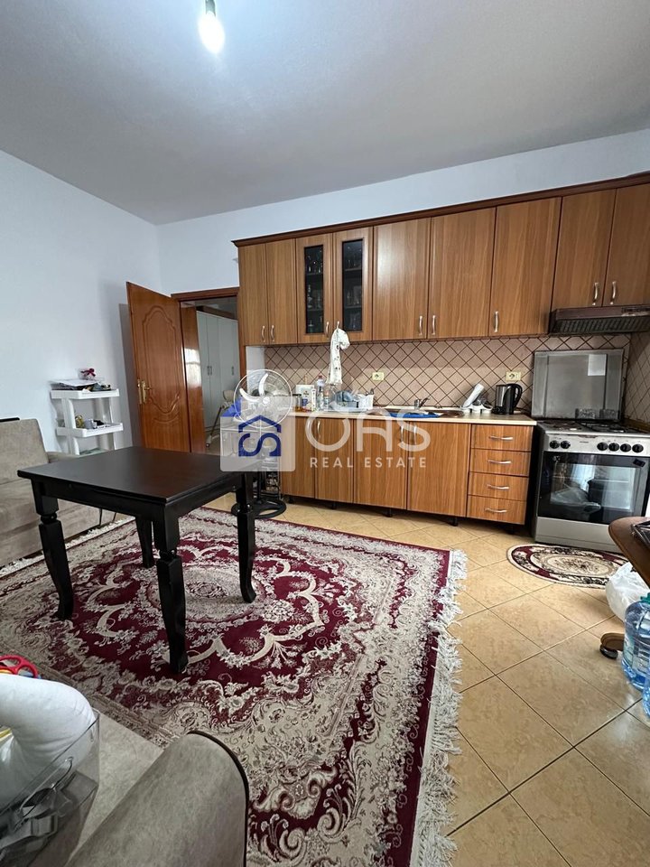 Jepet shtepi private 2+1 tek Bulevardi i Ri