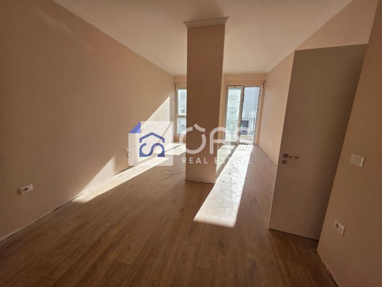 Apartment for rent 2+1+2+parking space at Komuna e Parisit