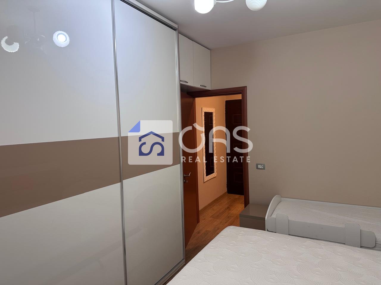 Jepet me qera Apartament 1+1 ne yzberisht