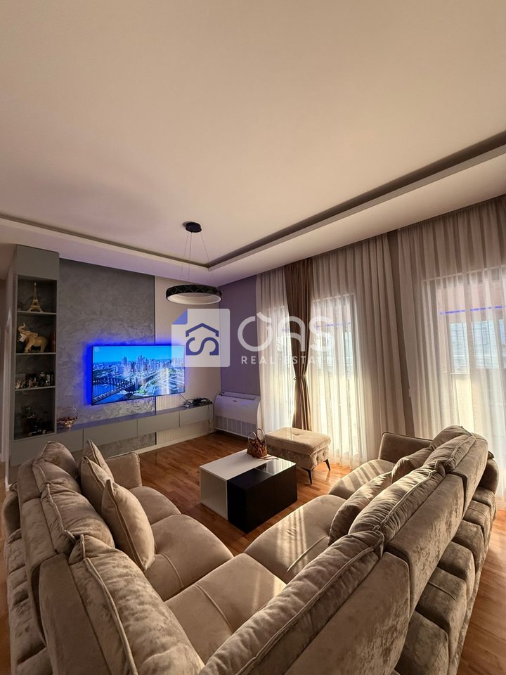 Shitet apartament 2+1+2+2 tek Fresku (Qesarake)