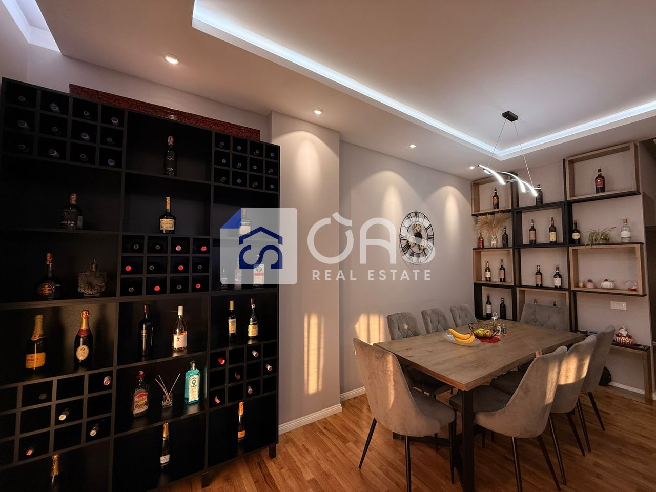 Shitet apartament 2+1+2+2 tek Fresku (Qesarake)