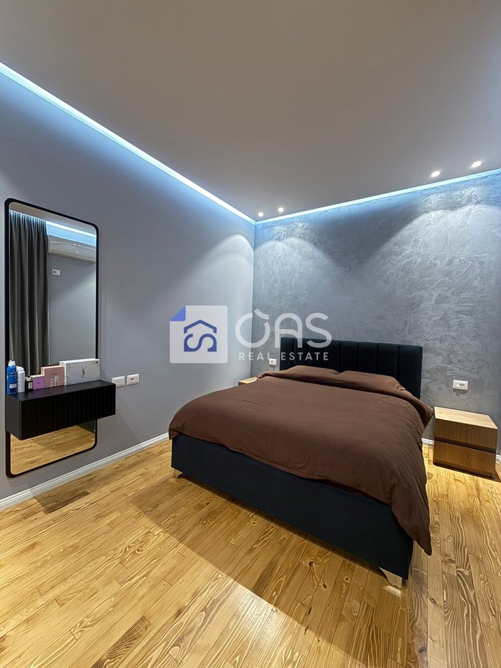 Shitet apartament 2+1+2+2 tek Fresku (Qesarake)