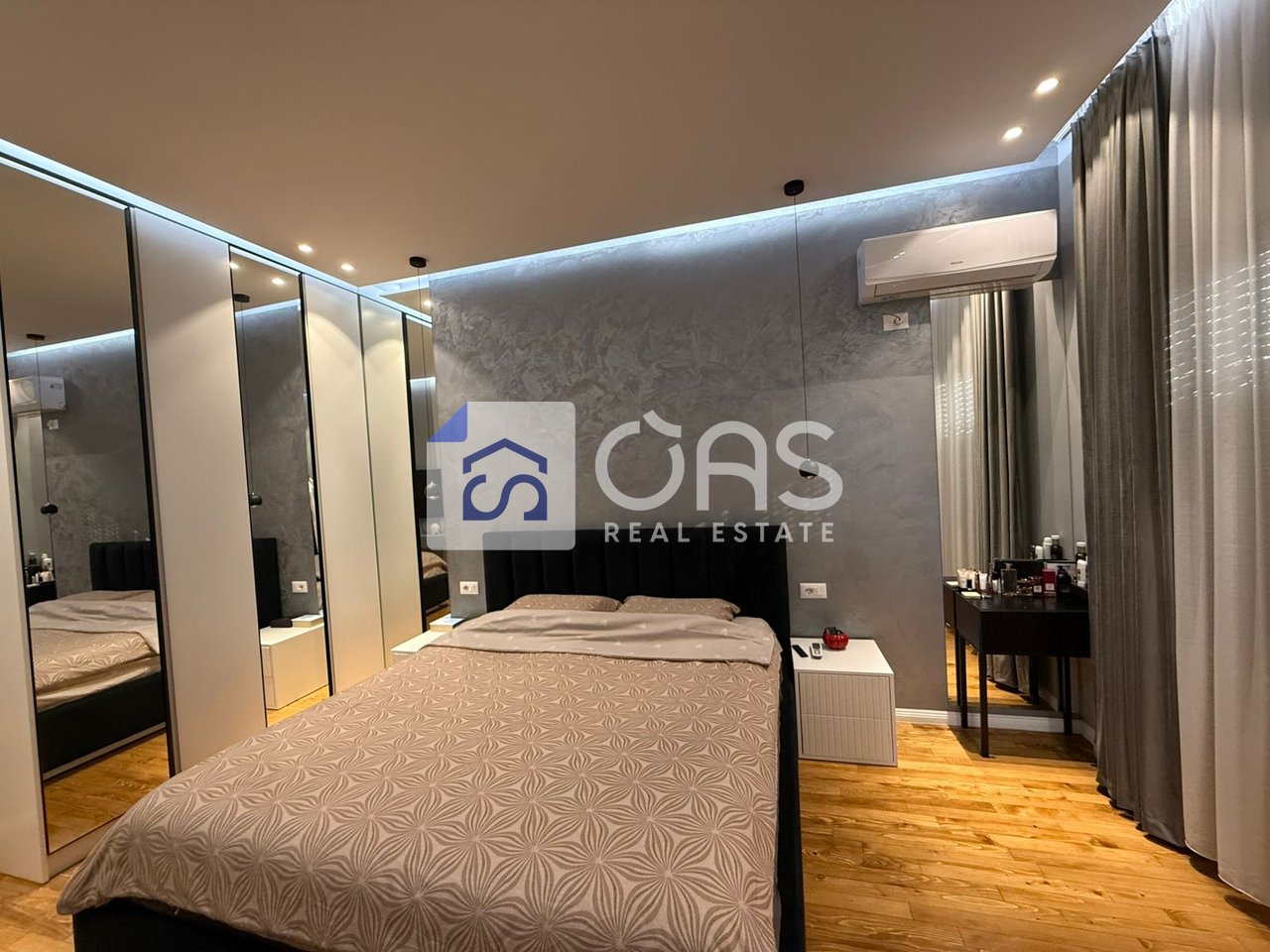 Shitet apartament 2+1+2+2 tek Fresku (Qesarake)