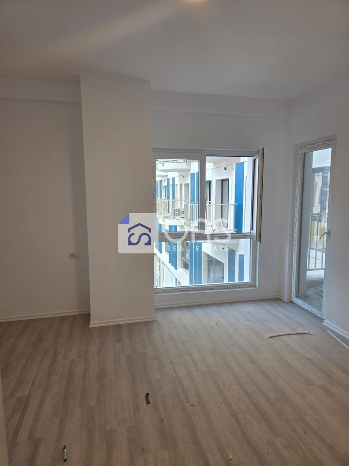 Viene dato in affitto un locale 2+1 per ufficio a Zogu i Zi.