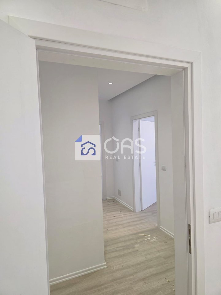 Viene dato in affitto un locale 2+1 per ufficio a Zogu i Zi.