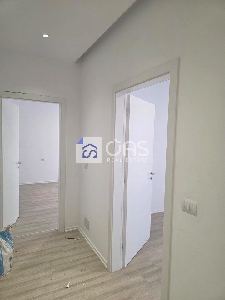 Viene dato in affitto un locale 2+1 per ufficio a Zogu i Zi.