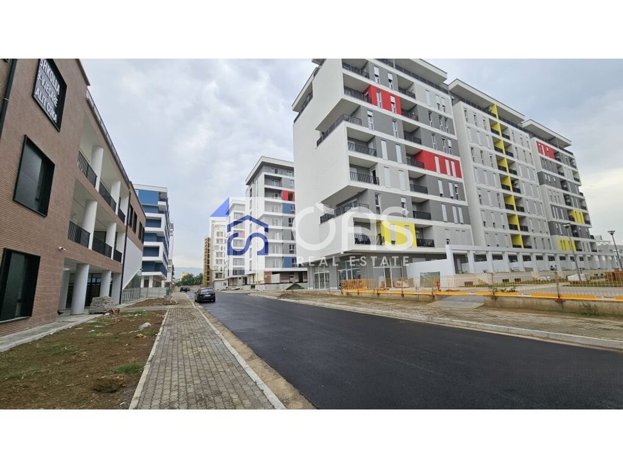 Shitet Apartament 2+1+verande tek Univers City