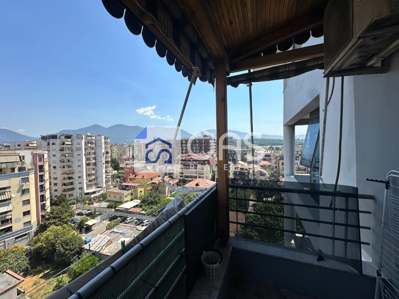 Jepet me qera apartament 2+1 tek Komuna Parisit (Kompleksi Kika 1)