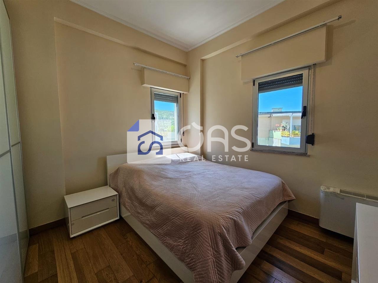 Shitet apartament 2+1+post parkimi tek Liqeni i Thate