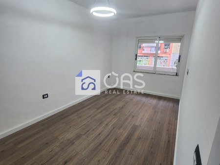 Vendesi appartamento 1+1 presso Komuna e Parisit