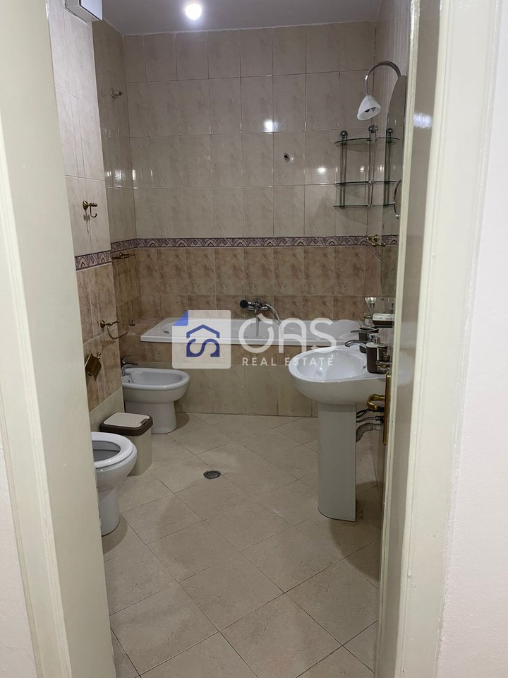 Jepet me qera apartament 2+1+2 tek Komuna Parisit