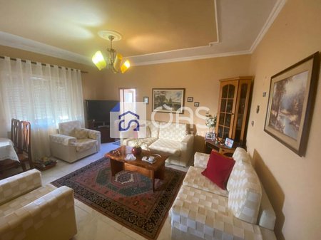 Jepet me qera apartament 3+1 ne Qender (Rruga Fortuzi)