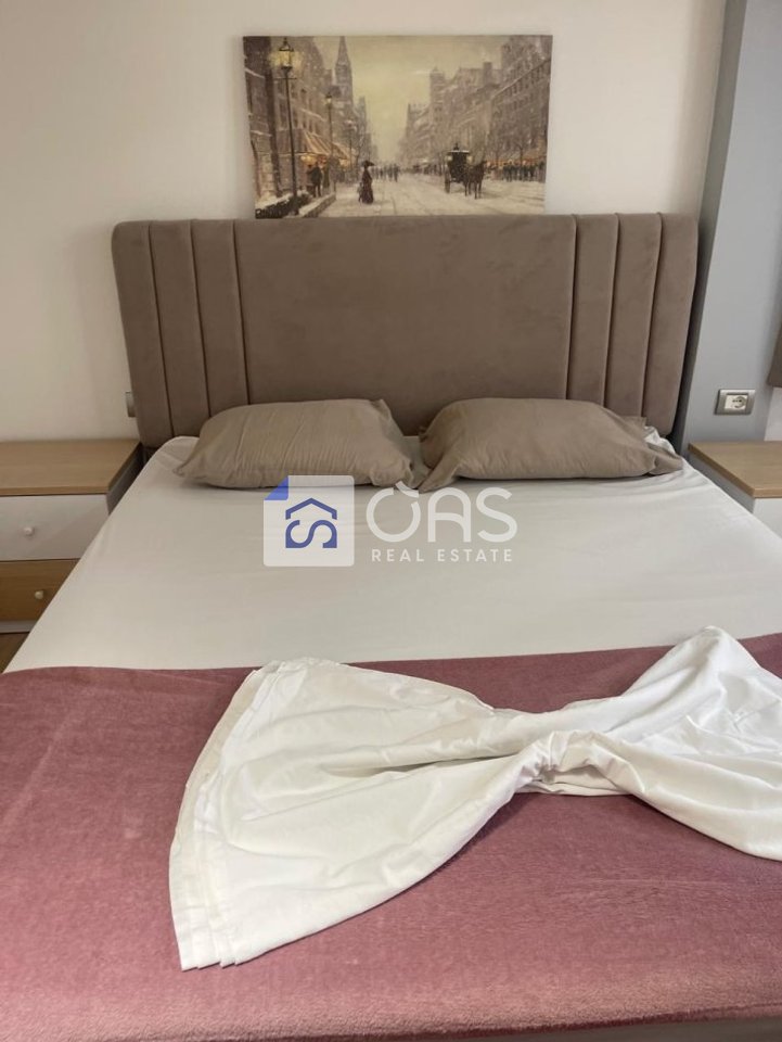 Jepet me qera apartament 1+1 tek Komuna e Parisit