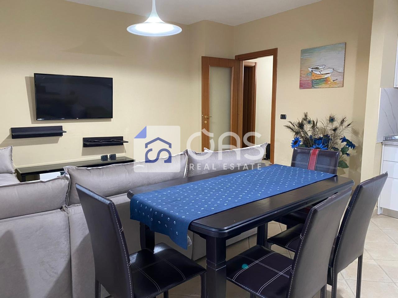 Jepet apartament 2+1+2+ post parkimi  me qera tek Pazari i Ri