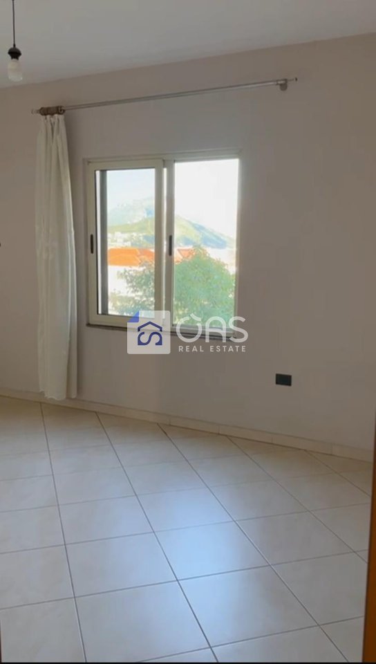 Jepet me qera Apartament
1+1+2 ballkone ne Kinostudio
35.000lek