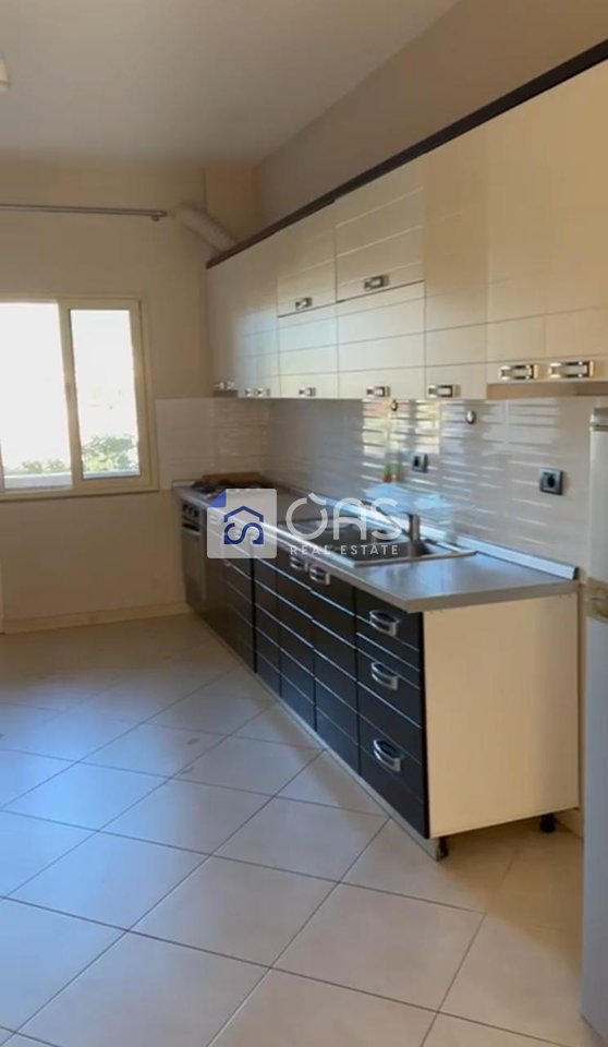 Jepet me qera Apartament
1+1+2 ballkone ne Kinostudio
35.000lek