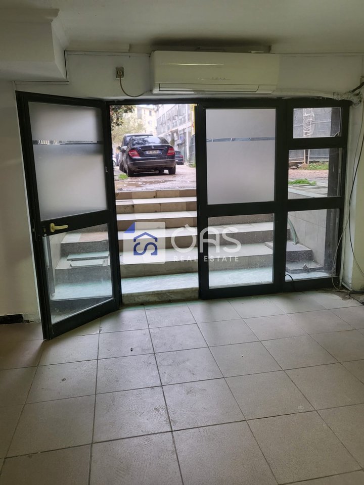 Jepet Dyqan me qira tek Komuna e Parisit