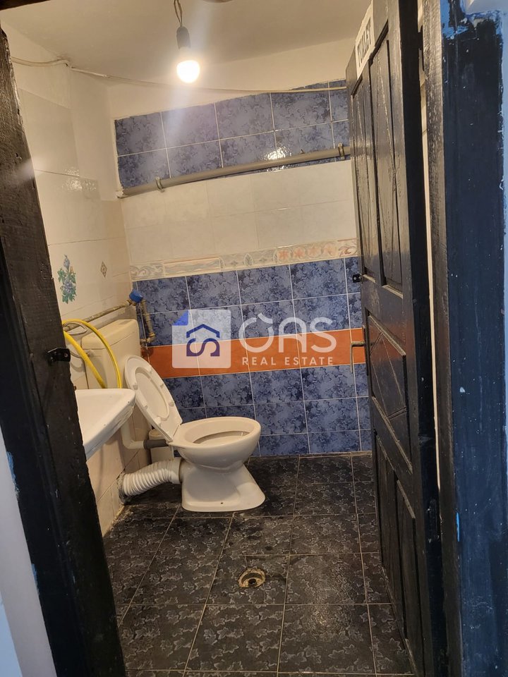 Jepet Dyqan me qira tek Komuna e Parisit