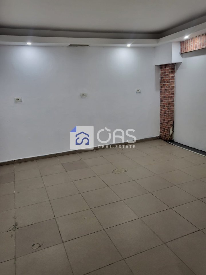 Jepet Dyqan me qira tek Komuna e Parisit