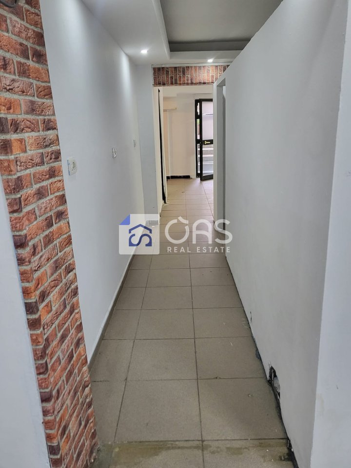 Jepet Dyqan me qira tek Komuna e Parisit