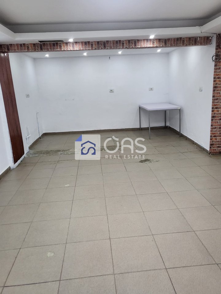 Jepet Dyqan me qira tek Komuna e Parisit