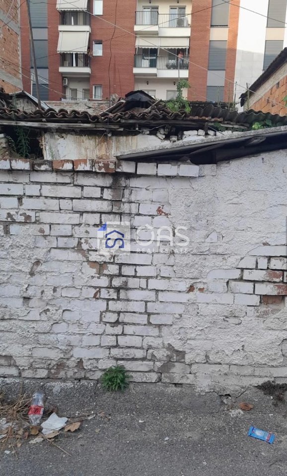 Shitet shpi private ne Ali Dem