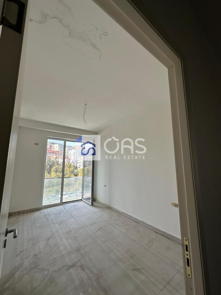 Shitet Apartament 2+1+2 tek Liqeni i Thate