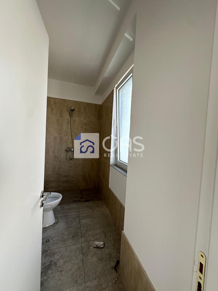 Shitet Apartament 2+1+2 tek Liqeni i Thate