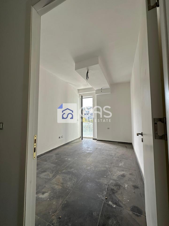 Shitet Apartament 2+1+2 tek Liqeni i Thate