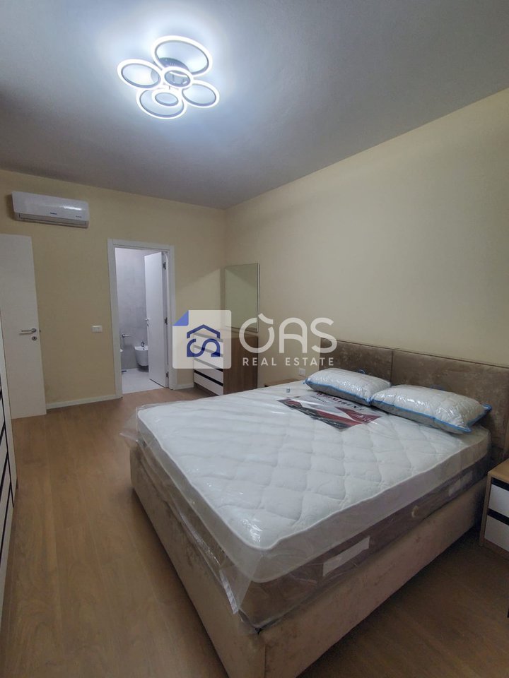 Jepet me qira 2+1+2+post parkimi tek Liqeni i thate